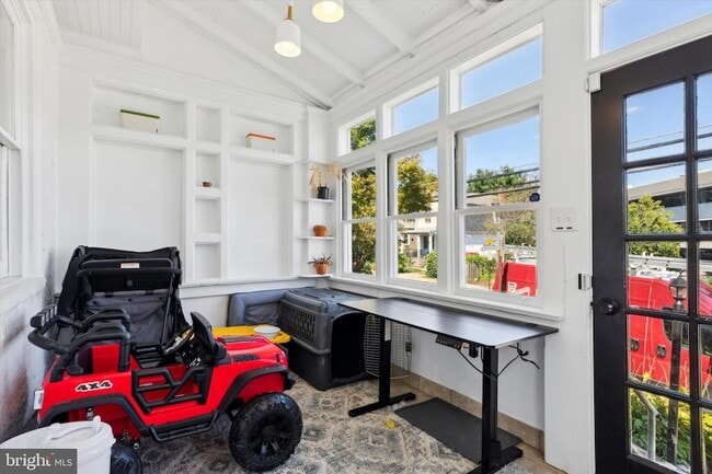 Photo - 322 Woodbine Ave