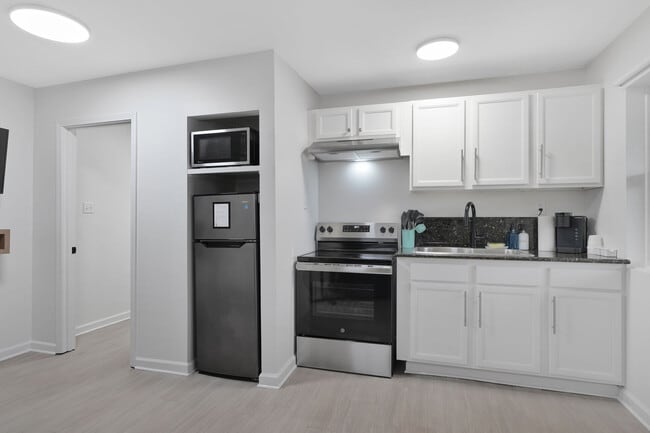 Kitchen w/ Full Oven/Stove - Redamo Suites