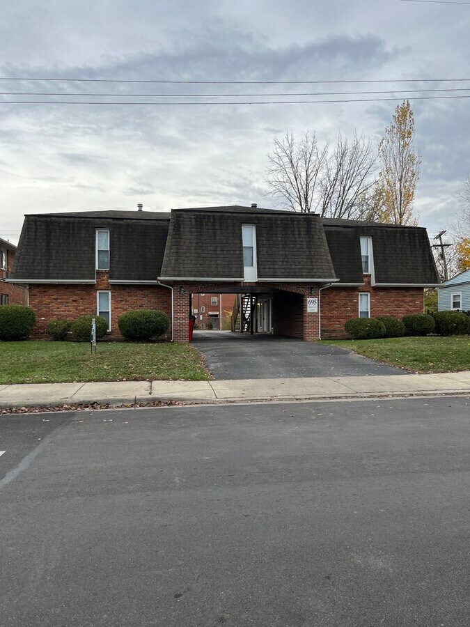 Photo - 695 Riverview