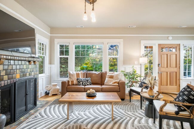 Building Photo - 720 NE 47th St Unit ID1231221P