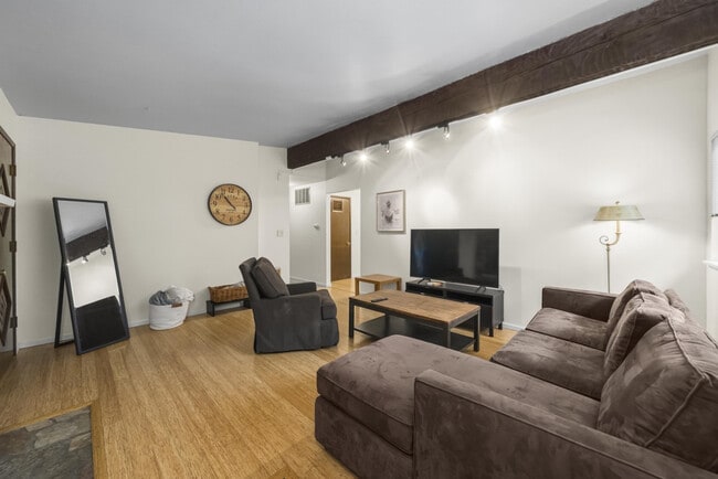 Building Photo - 14025 Wallingford Ave N Unit SI ID1556320P