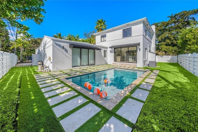 Photo - 600 NE 57th St