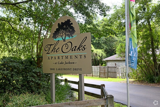 5001 Lake Front Dr - The Oaks at Lake Jackson