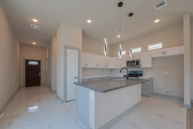 Photo - 2414 Sam Wilson St