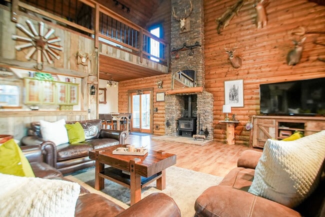 Building Photo - 3269 Dead Horse Mountain Rd Unit ID1241335P