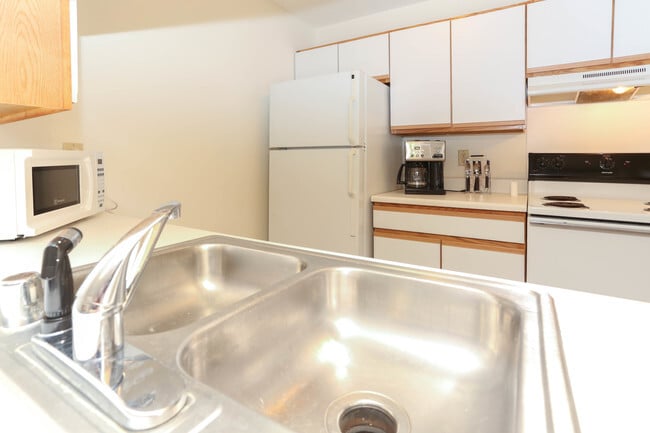 2BR, 1BA - 960 SF - Kitchen - Williams Estates Apartments