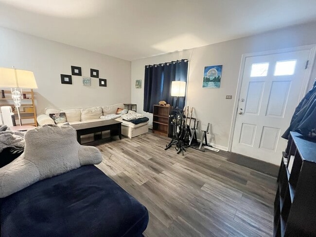 Photo - 2950 Des Plaines Ave