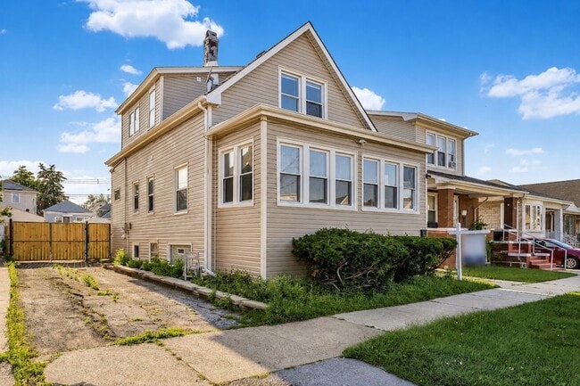 Building Photo - 2724 N Mobile Ave