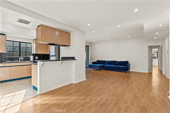 Photo - 4430 Noble Ave Unit 208