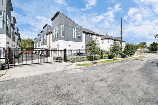 Photo - 829 Emile St