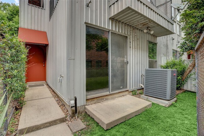 Photo - 910 Ruthven St