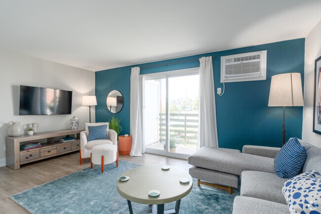 1BR, 1BA - 605 SF Living Room - Thorn Flats