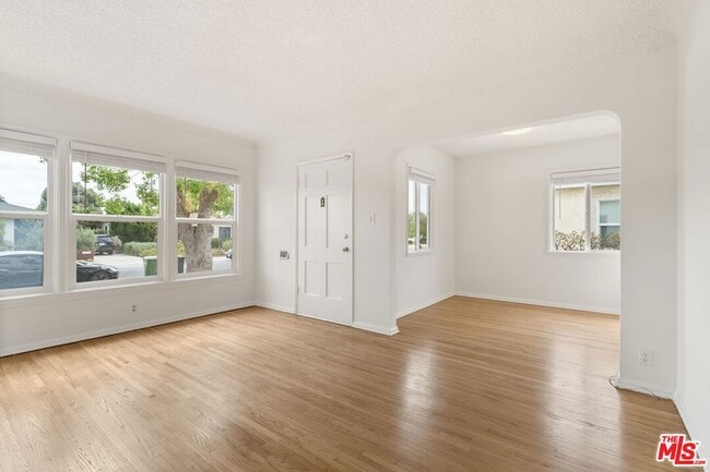 Photo - 7869 Croydon Ave