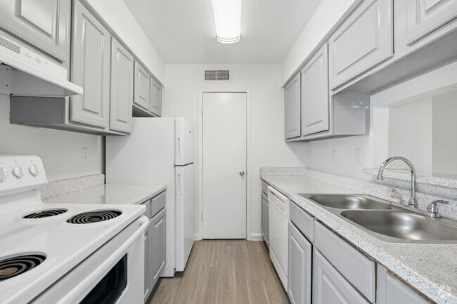 2BR, 2BA - 1,014SF - Kitchen - Kirkwood Landing Apartments