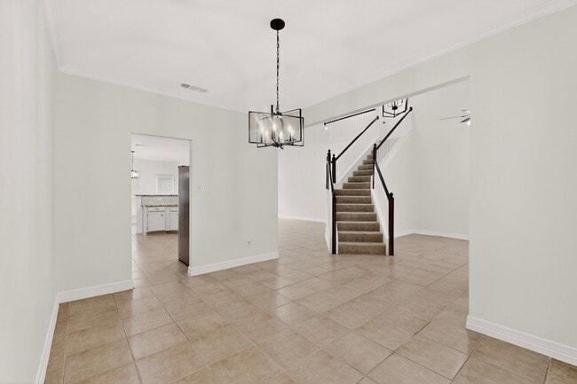 Photo - 817 Edmonton Dr