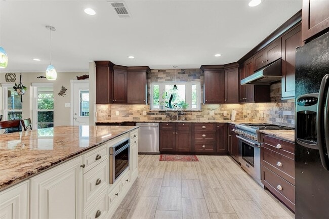Photo - 319 E Spring Valley Rd