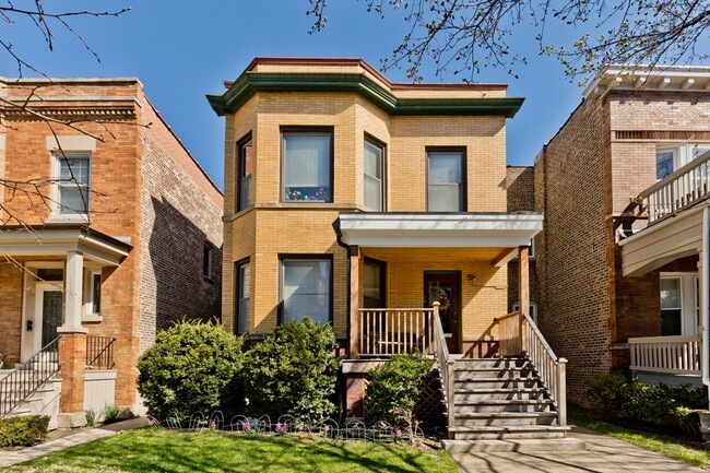 Building Photo - 1326 W Roscoe St Unit 1