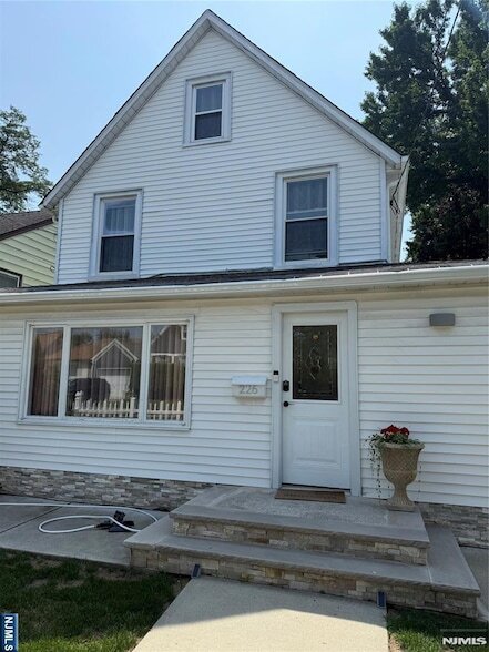 Building Photo - 226 Louis St