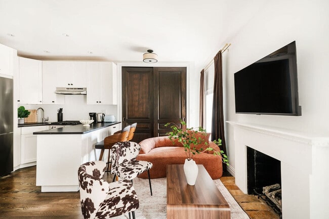 Building Photo - 10 5th Ave Unit ID1336773P