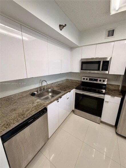 Building Photo - 3300 NE 191st St Unit 404