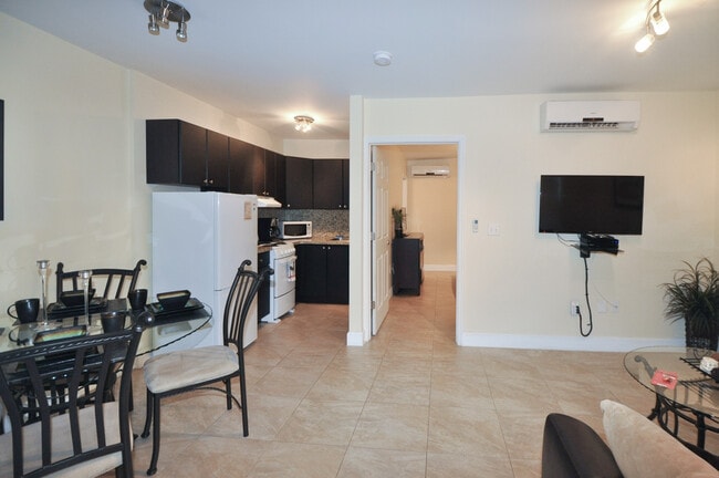 Photo - 335 Georgia St