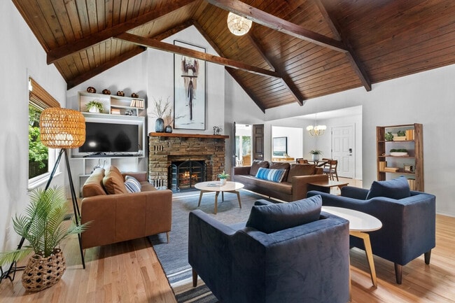 Building Photo - 103 SW E St Unit ID1221849P