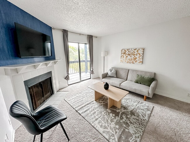 Building Photo - 1071 Clayton Ln Unit ID1256103P