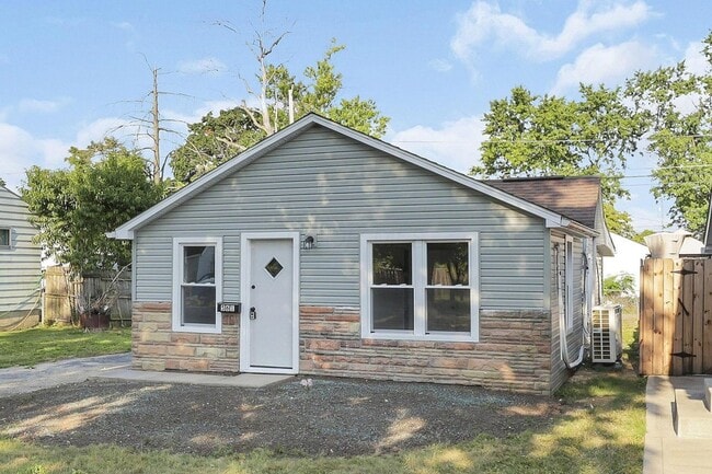 Photo - 561 Erickson Ave
