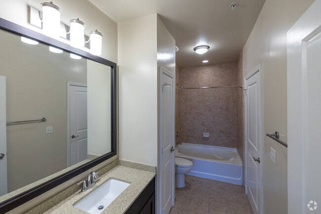 2BR, 2BA - 1,086SF - Second Bathroom - Gables Centerpointe