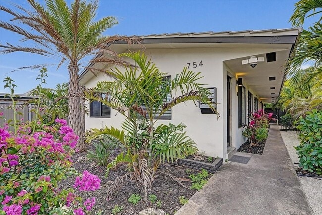 Building Photo - 754 NE 40th St Unit A