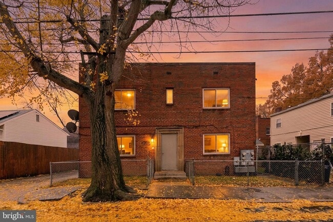 Building Photo - 3207 11th Pl SE Unit 3