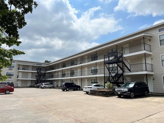 Building Photo - 701 W Sycamore St Unit 107