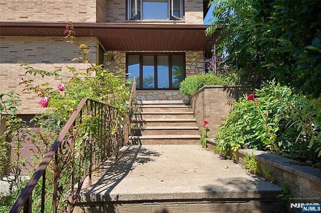Building Photo - 233 8th St