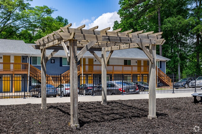Grill and Picnic Area - Gardens at Park West