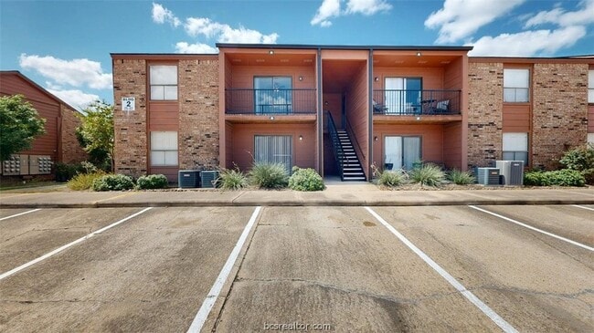 Building Photo - 904 University Oaks Blvd Unit 85