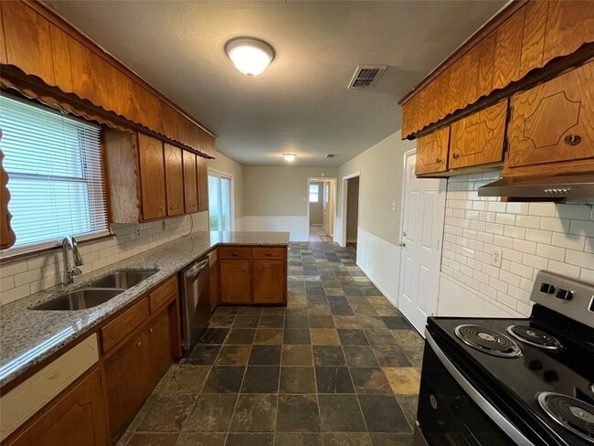 Photo - 905 La Salle Dr