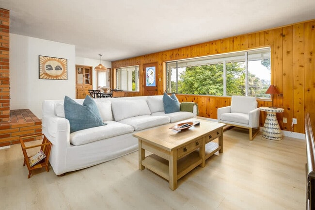 Building Photo - 4000 Highland Dr Unit ID1292581P