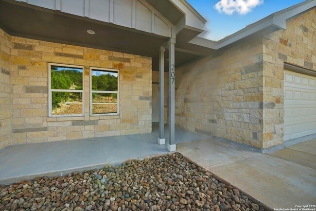 Photo - 207 Deer Oaks Dr