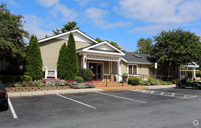 Building Photo - The Hamptons at Town Center