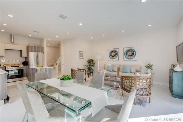 Photo - 684 NE 43rd St