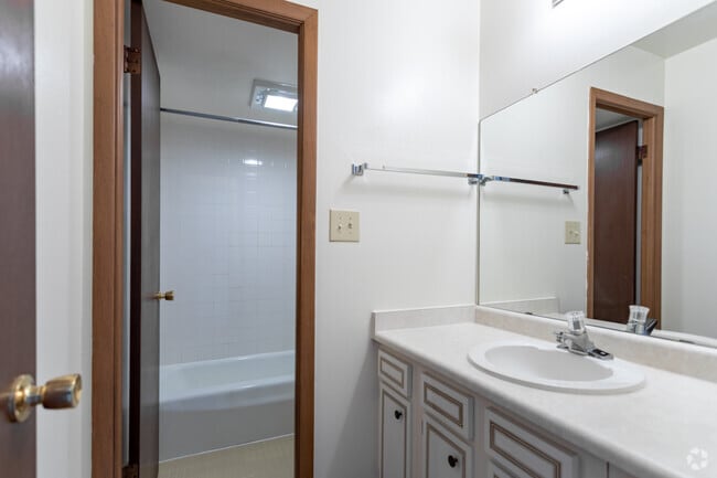 1BR, 1BA - Woodridge Apartments and Townhomes