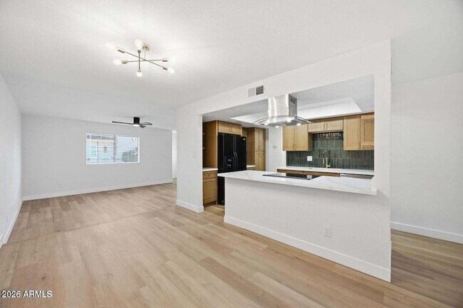 Building Photo - 943 N Revere