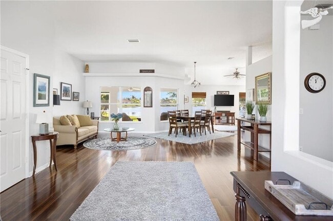 Photo - 935 Southlakes Way SW