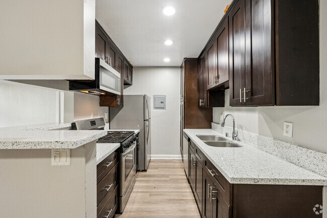 2BR, 2BA - 1015SF - Kitchen - Venice Dreams