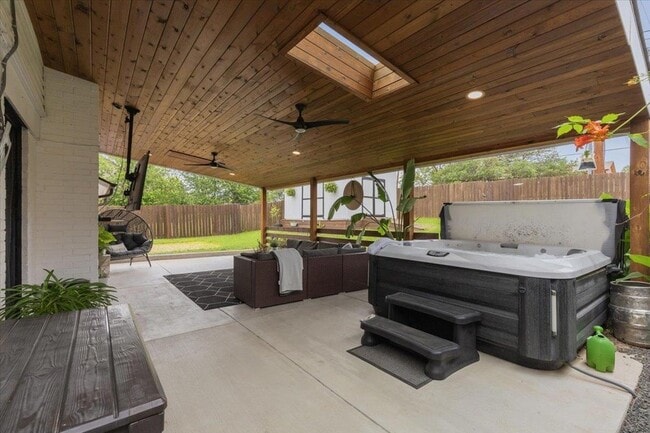 Building Photo - 208 Skyloop Dr