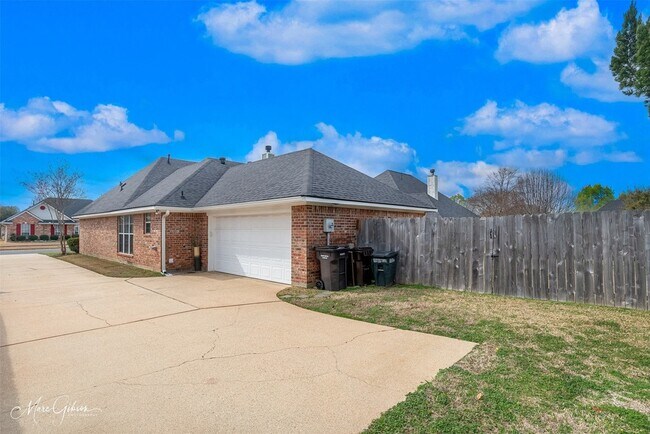 Photo - 3303 Colonial Dr