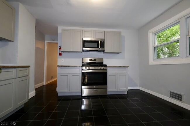 Building Photo - 105 Hanford St Unit 1