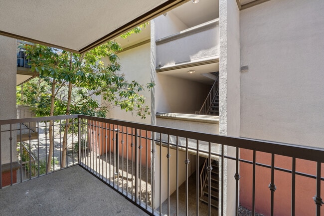 Private balcony - eaves West Valley