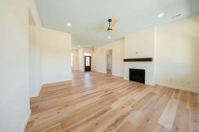 Photo - 708 Promenade Dr