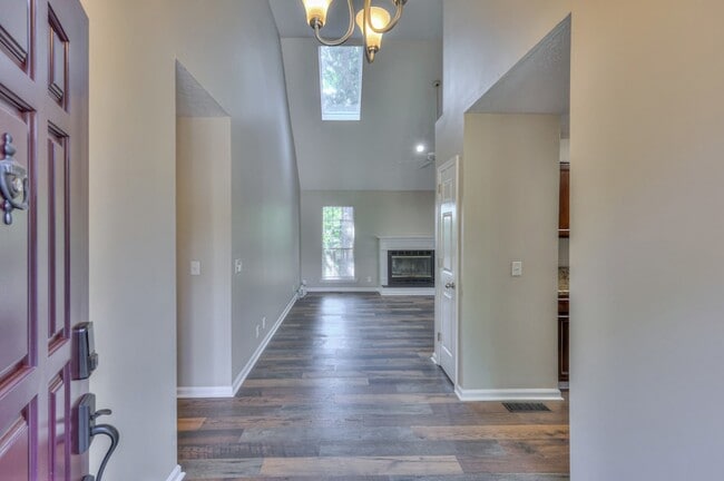 Photo - 1617 Roundhill Dr